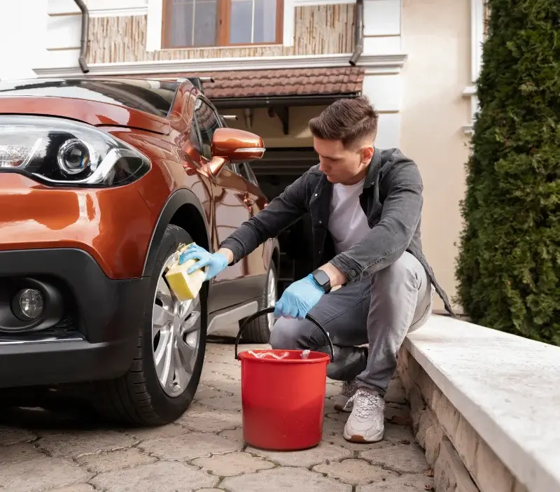 Lavage auto à domicile Bouxières-aux-Chênes : professionnel intervenant sur un véhicule